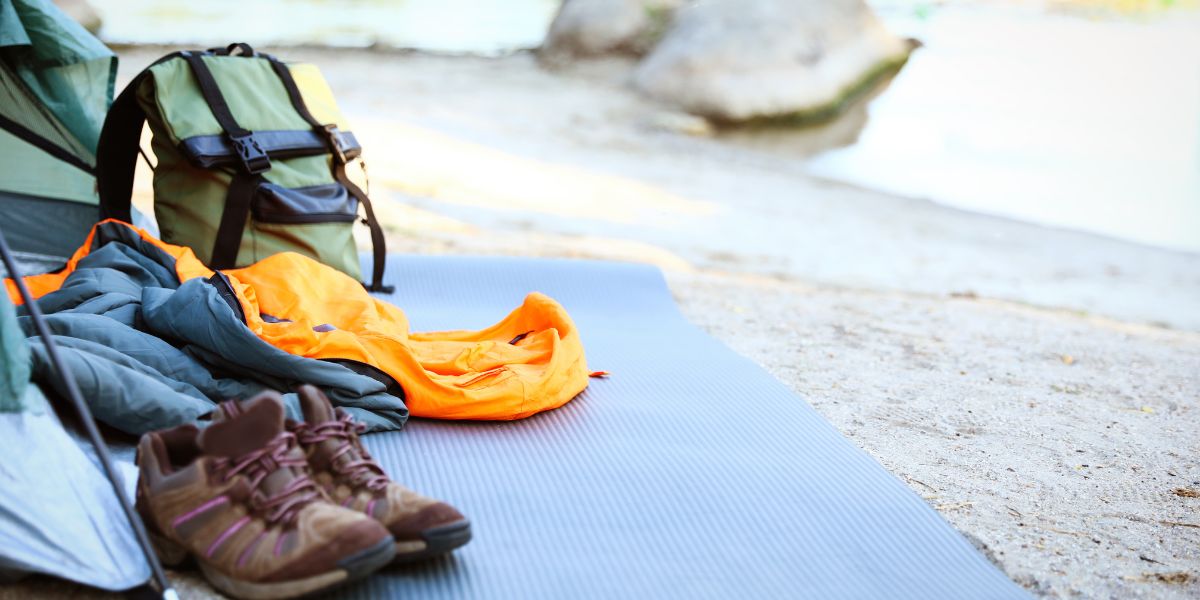 Comment accrocher un sac de couchage sur un sac à dos