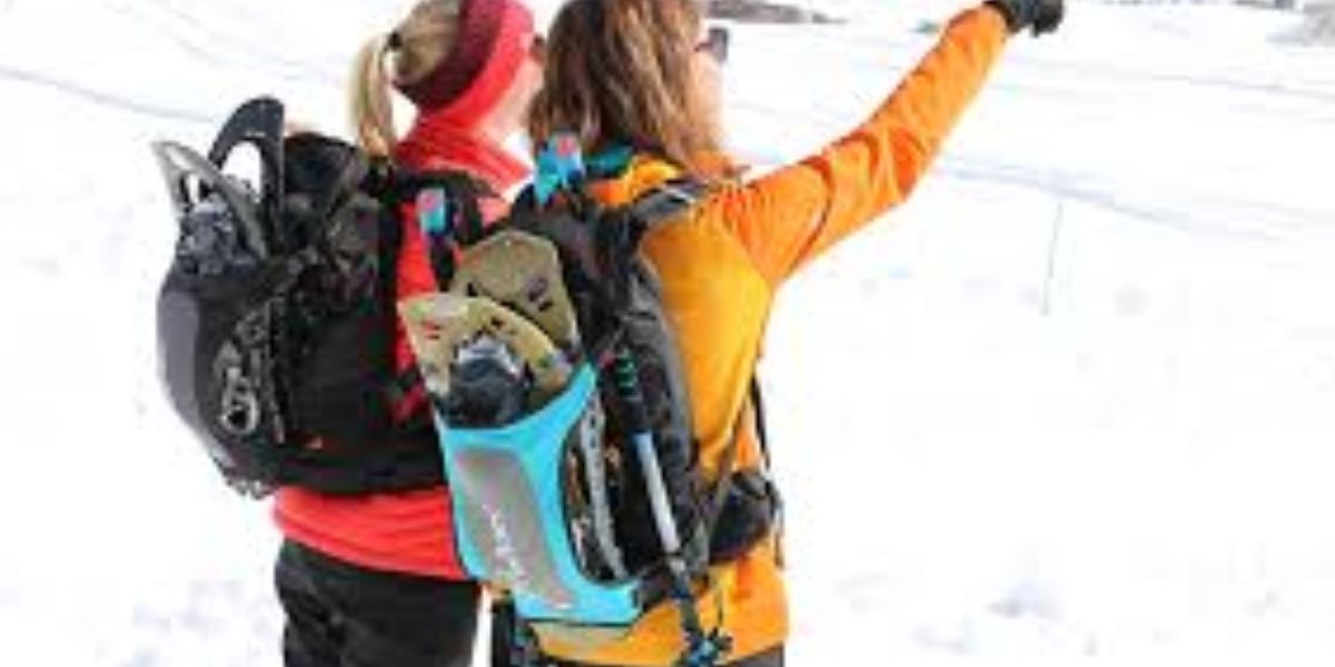 Comment attacher des raquettes à un sac à dos pour une randonnée en montagne