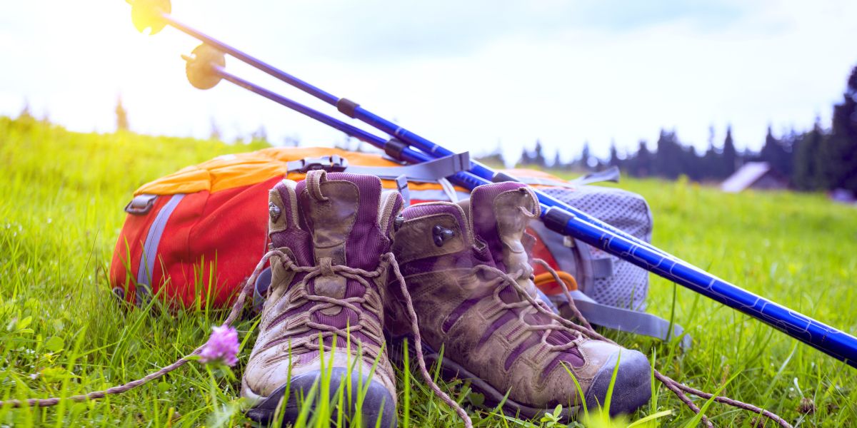 Comment fixer ses bâtons sur sac à dos : le guide pratique