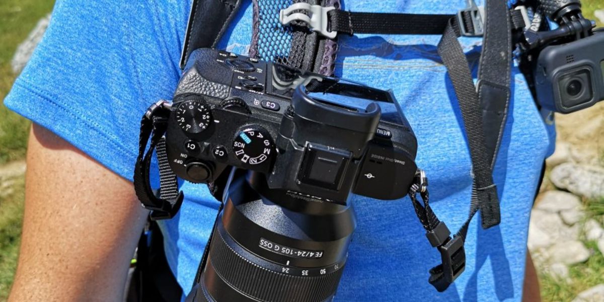 Comment accrocher appareil photo à sac à dos : astuces pratiques