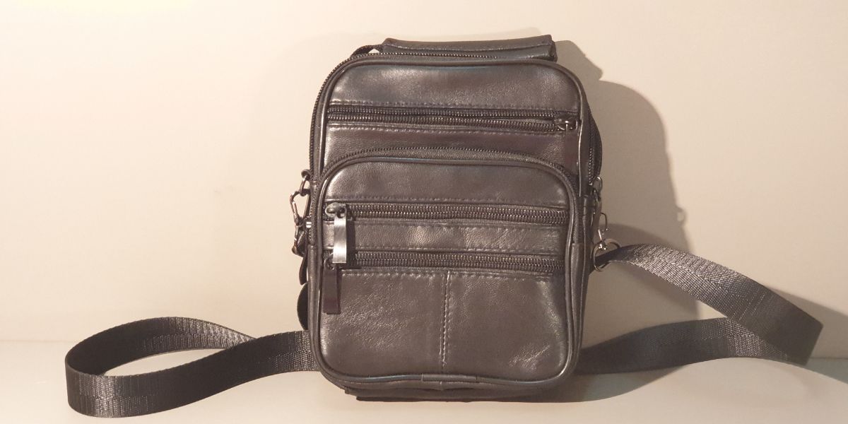 Comment se porte un sac en bandoulière homme ? Le guide pour un style pratique et moderne