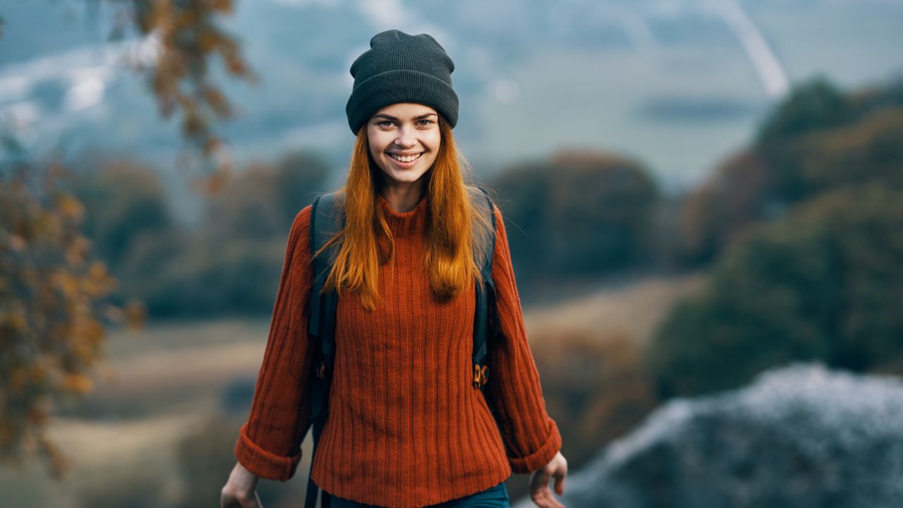 Femme avec un sac à dos