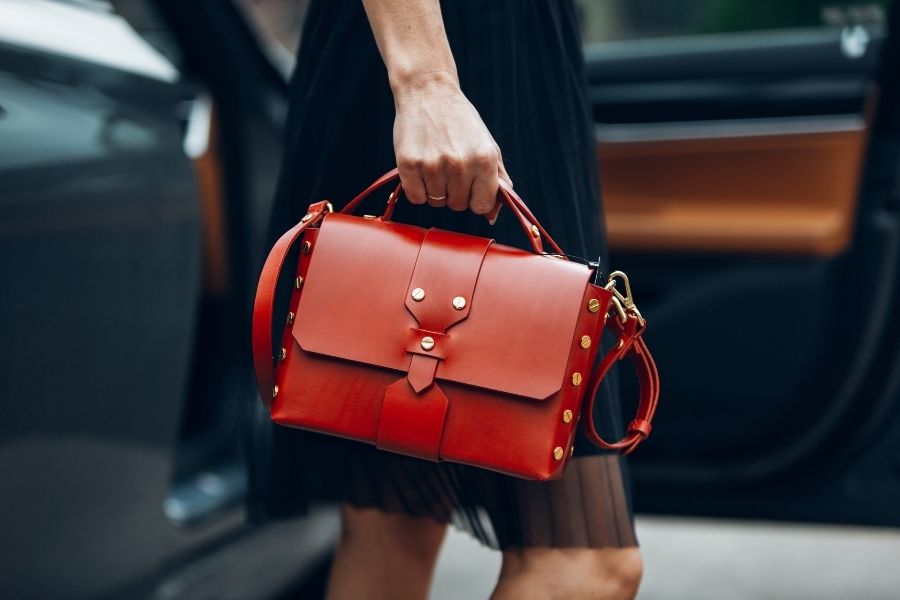 Qui a inventé le sac à main ? L’histoire passionnante d’un accessoire devenu culte