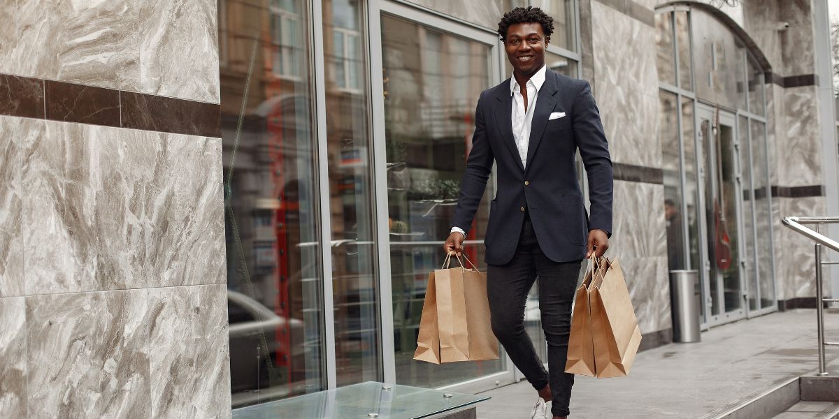 Comment porter une petite sacoche homme ? Le guide pour un look stylé et pratique